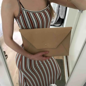  - Stor kuvertväska, mått: 33x22 yttermått, frakt tillkommer 