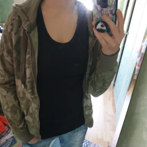  - Camouflage hoodie. Använd vid få tillfällen. Frakt inte inkluderad i priset.