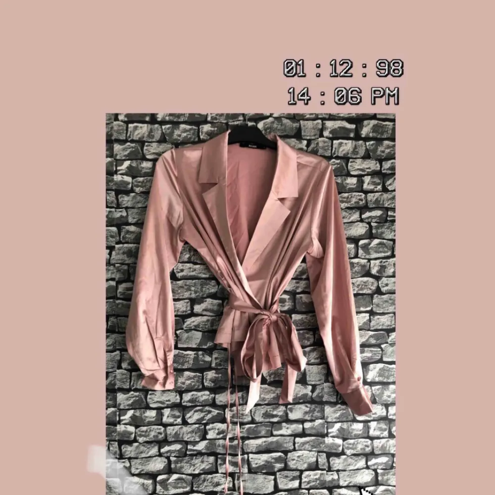 En rosa silke tröja/cardigan från BIKBOK i storlek M. Köpte plagget från Plick. Frakten ingår i priset. Kan mötas upp i Göteborg.. Toppar.