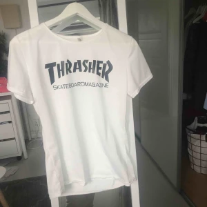  - Thrasher t-shirt. Passar storlek small och medium, möjligt vis XS om man vill ha den lite oversized. Använd kanske 3-4 ggr så bra skick. Köparen står för frakt :)   Obs fake!