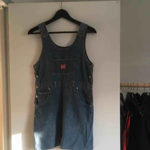  - Världens finaste jeansklänning!! Köpt på second hand! Från kappahl. 100% bomull! Köparen står för frakten! 