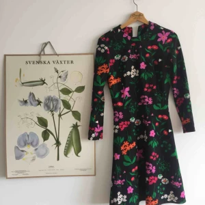  - Retro klänning med härligt mönster. Figurnära passform, svensk design. 