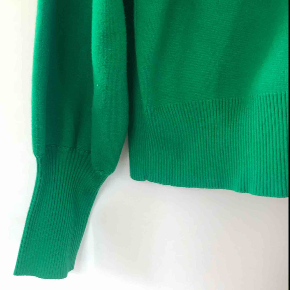 Superfin grön tröja från Lindex i storlek M. Väldigt fint skick. Köparen står för frakten. Tröjor & Koftor.