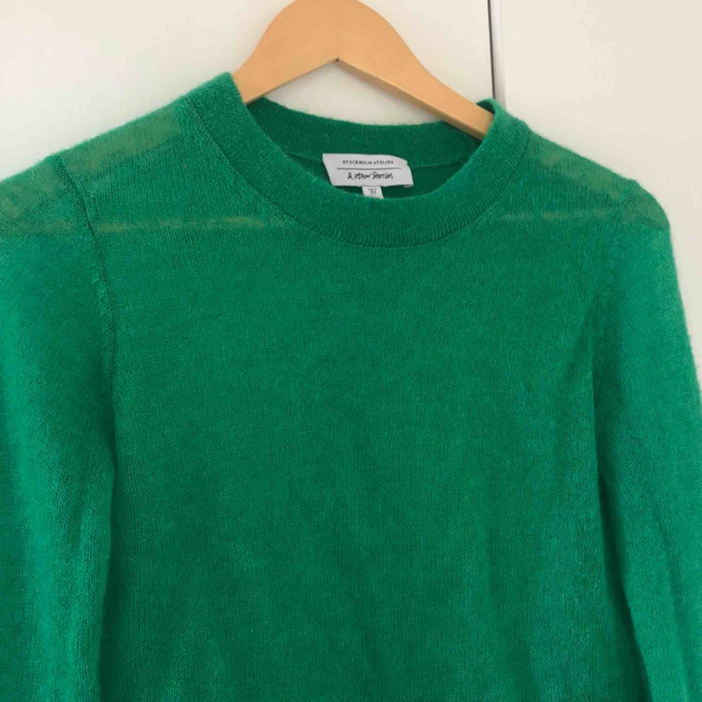 Jättefin grön tunt stickad tröja från & Other Stories. Nypris runt 500 kr. Är transparent, något croppad, i storlek S och i nyskick. . Stickat.