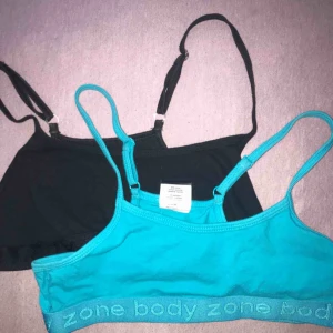  - En svart och blå träningsbh! Finns även i rosa! Använda 2 gånger, väldigt skön material. 150kr var ;) 