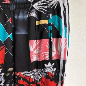  - Mönstrade adidasbyxor strl 36