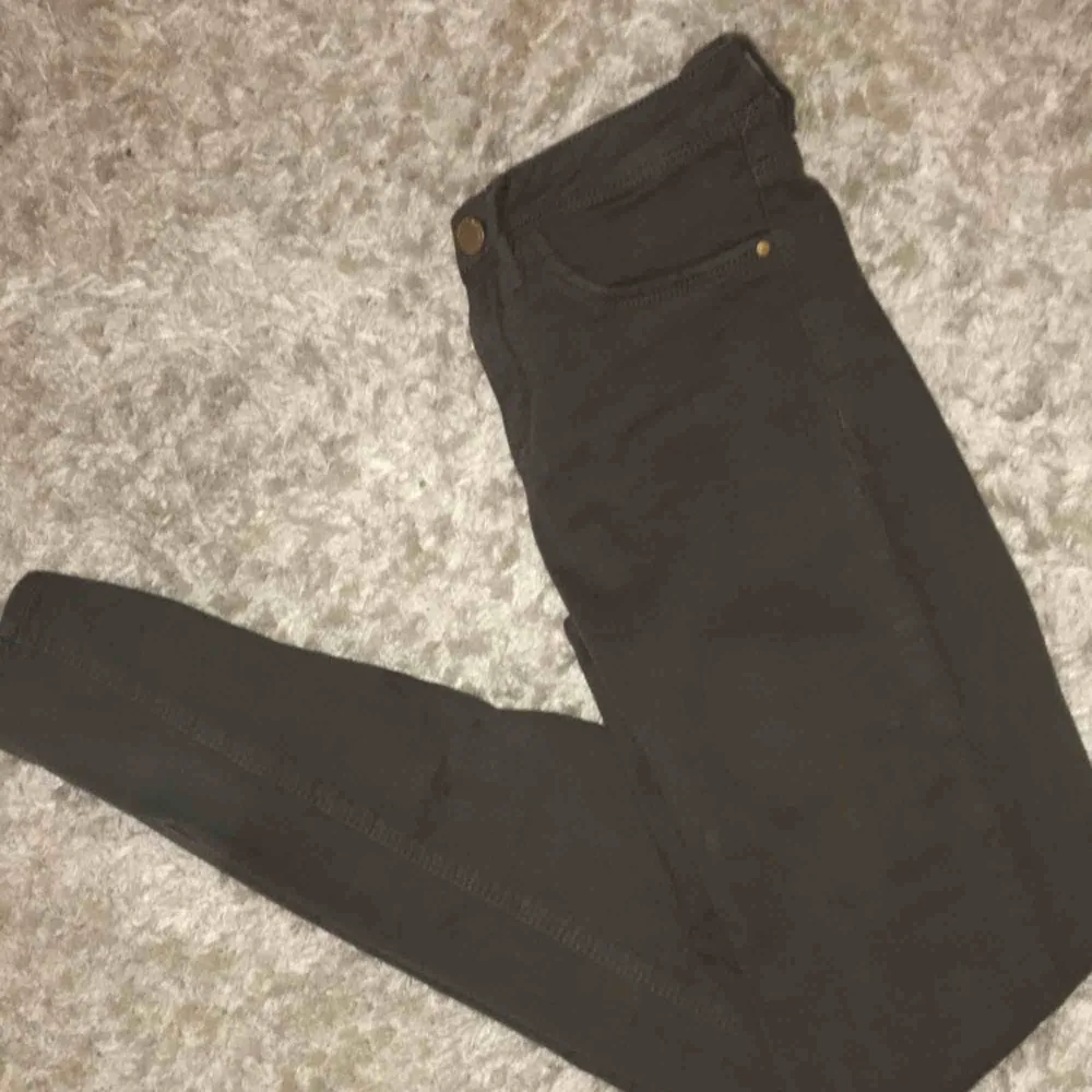 Militär gröna jeans från tally weijl Aldrig använda  Storlek 34  Går att skickas mot fraktkostnad. Jeans & Byxor.