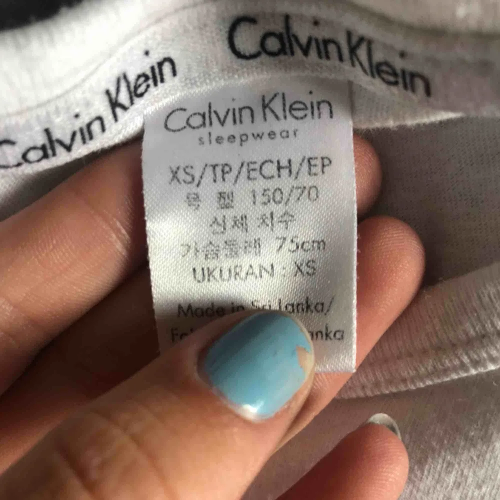 En fin Calvin Klein t Shirt i fint skick Storlek- XS Köptes för 400 men säljer för 190 Använd några få gånger . T-shirts.