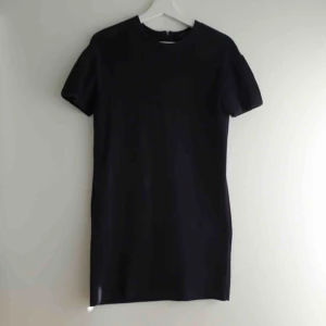  - Klassisk svart klänning från COS i nyskick! Oanvänt. Lite puffade ärmar. Stl XS.  100% bomull. Hög kvalitet!   Hämtas i centrala Uppsala eller skickar mot fraktkostnad. 