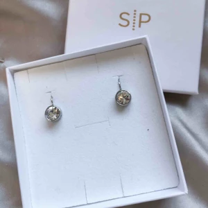  - Örhängen i äkta silver med gnistrande kristaller från Dyrberg Kern. 