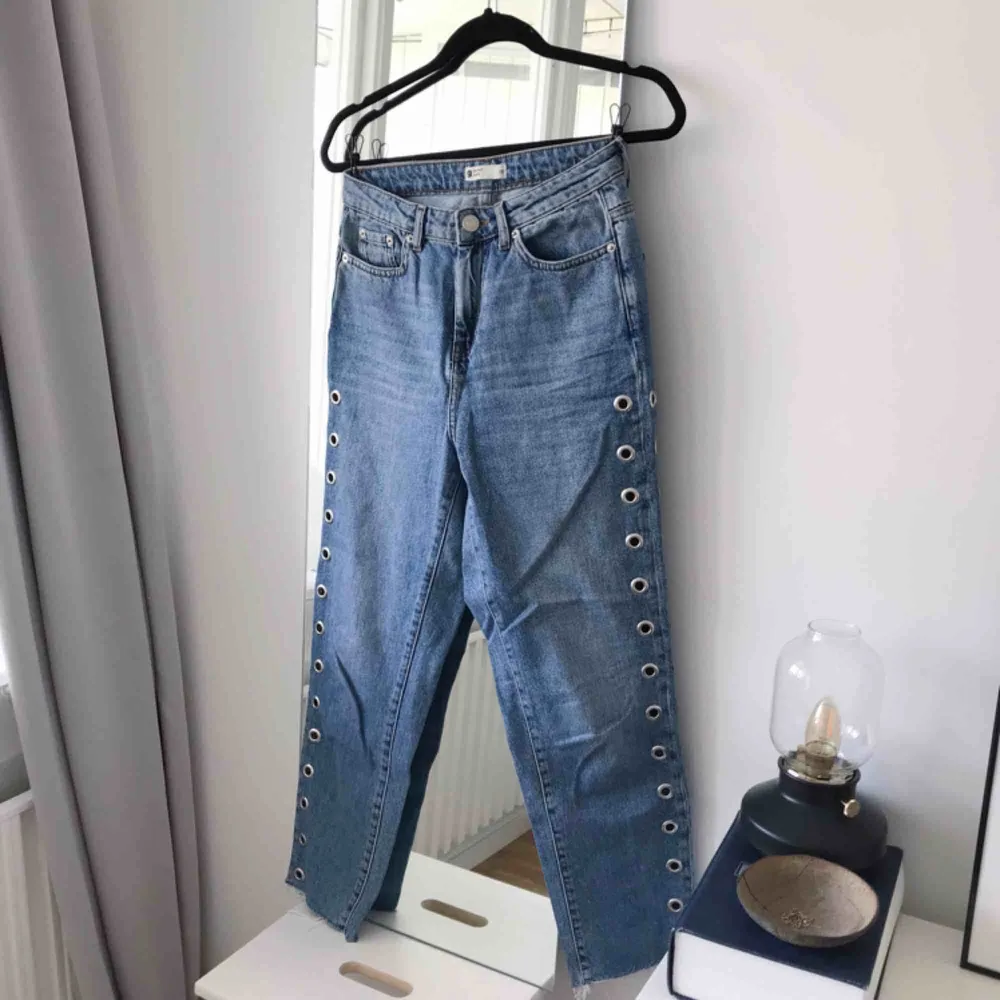 Mom jeans från Gina Tricot med öljetter på sidorna. Riktigt snygga! Frakt ingår. Storlek 36.. Jeans & Byxor.