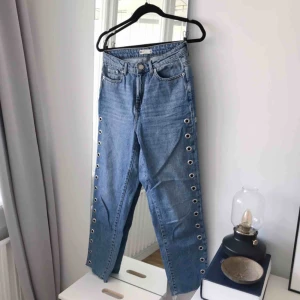  - Mom jeans från Gina Tricot med öljetter på sidorna. Riktigt snygga! Frakt ingår. Storlek 36.