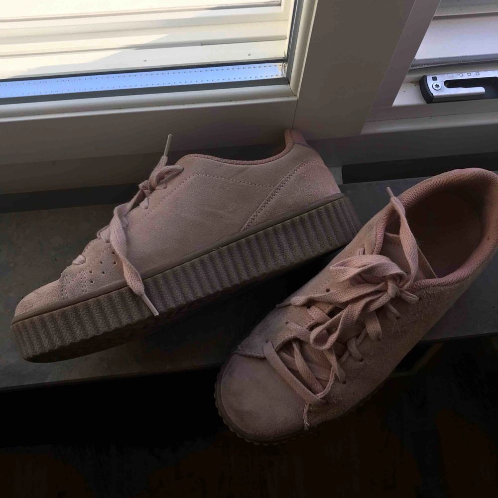 Sparsamt använda sneakers i storlek 39. Fin smuts rosa färg i mocka imitation.    Kan mötas upp eller skickas mot frakt 🌷. Skor.