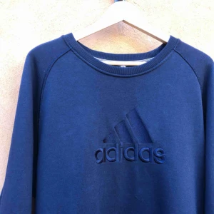  - Fet broderad logga på bröstet Kan hämtas i Uppsala eller skickas mot fraktkostnad 