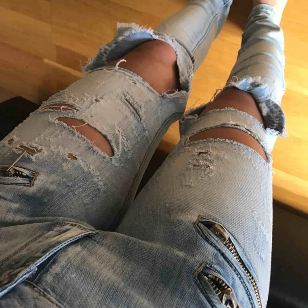 Säljer dessa snygga jeans med hål i. De är inte min stil längre och har bara legat i garderoben så därför säljer jag de!  Hålen har jag inte gjort själv.  Kan frakta eller mötas upp.. Jeans & Byxor.
