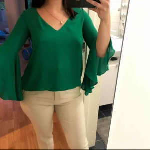  - Grön finblus med öppen rygg. Köpt på Zara för något år sedan. En utav mina favoriter 🌸