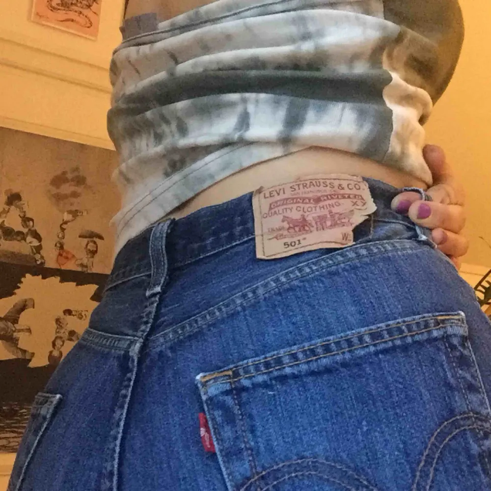 Ett par super snygga Levis shorts:) Säljer då jag inte har plats i garderoben:( Hör gärna av er med frågor eller liknande❤️. Jeans & Byxor.