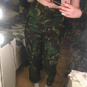  - Militärbyxor (köpt på militäraffär) för små för mig :( 