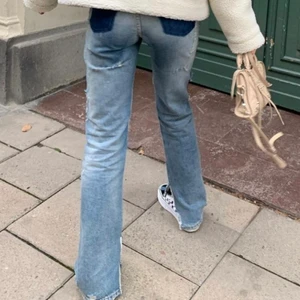 Acne jeans - Säljer dessa acne jeans med patches i storlek 27/34, köpta för 3200, nästan oanvända. Ca 85 cm i innerbenet
