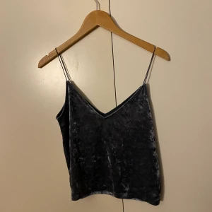 Blått linne i sammet - Ett blått linne i sammet som aldrig är använt. Är ifrån Hm. 