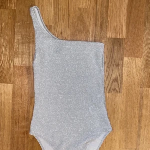 Glitter body - Lite liten i storleken annars super fin, bara använd en gång. 