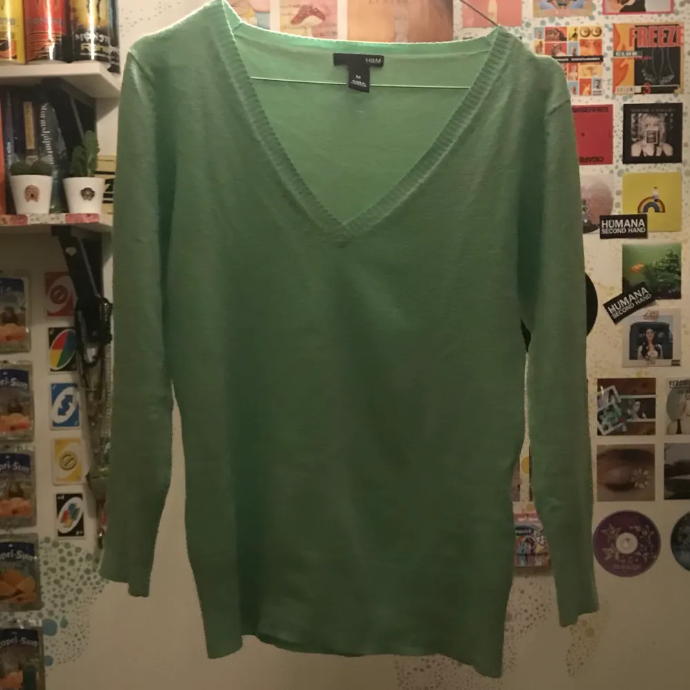 En fin clueless-liknande tröja som jag köpte på second hand i våras. Har endast använts ett par gånger efter det. En liten fläck på framsidan och ytterligare en på högra ärmen, annars hyfsat skick. Något nopprig. Det står M på lappen men skulle snarare säga S/XS, vilket är min egen storlek. Rensar garderoben så det är därför den säljs billigt! 💚. Tröjor & Koftor.