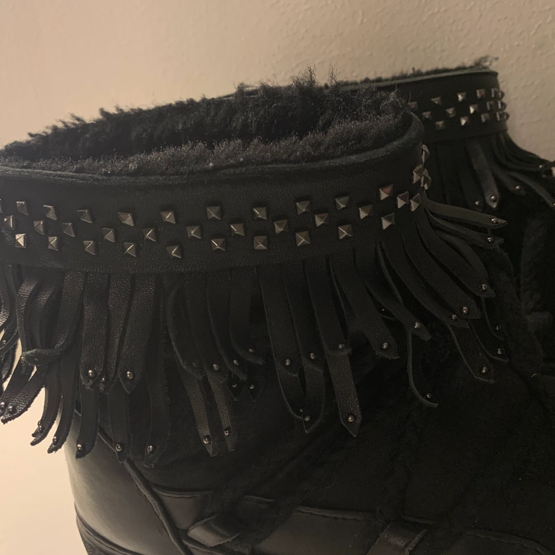 Svarta inuikii skor - 90