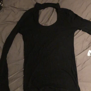 Tröja - Säljer denna långärmade tröja då jag inte använder den alls, den har en ”inbyggd choker” ish