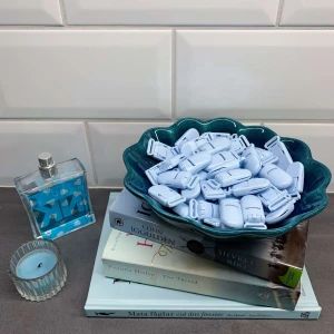 Ocean (blå), 10 st klämmor  - Vår affärsidé går ut på att erbjuda en klämma som håller ihop strumporna under hela tvätt- och torkförloppet. Billiga artiklar som exempelvis strumpor konsumeras flitigt på löpande band. Vi på QuickPair vill bidra till minskat svinn av strumpor.                                                   Klämmorna är gjorda i en miljövänlig polyoxymetylen (POM). Dessutom är plasten fri från BPA, även kallat Bisfenol A.                                                                              Ni kan beställa genom att antingen gå in på var hemsida som heter quickpair.com.se eller kontakta oss här! 