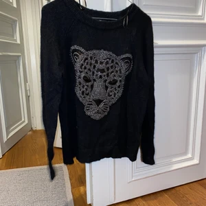 Kenzo inspirerad tröja - Kenzo inspirerad svart stickad tröja från HM. Bra skick. Storlek XS