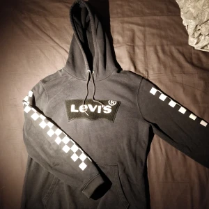 Levis hoodie - Helt ok skick lite blek från tvätt osv annars rätt fin.   Storlek Medium herr kan absolut funka på tjejer med.                                   Nypriset va ca 800 ett par år sedan.                                                Kan skickas mot fraktkostnad