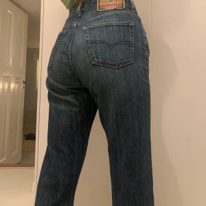 Diesel jeans - Snygga mörkblåa jeans från Diesel! Raka som slutar precis under naveln. Perfekt skick och superfin kvailté. W29 