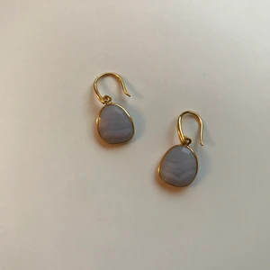 Syster P örhängen - Oanvända örhängen från Syster P, pläterade i 18K guld. De har tyvärr inte kommit till användning av mig då jag enbart använder silver smycken. Nypris är 600kr och denna färg säljs inte längre. 💙💙💙