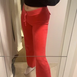 Juicy couture byxor ROSA  - Mina älskling mjukis byxor vill jag nu sälja 🤎🤎 tyvärr är dom för korta ifrån mig som är 173. Köpta i london 2017. Jätte fina & mjuka och fint skick så. Tyvärr har dock glittret på märket lossnar därav säljer jag för billigt pris 🖤🖤 fraktar med spårbart för 66 eller 97 kr 