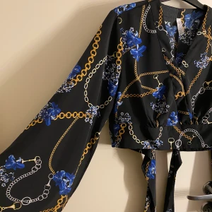 Perfekt topp till festen! - Säljer denna helt nya topp, passar storlek S.💙