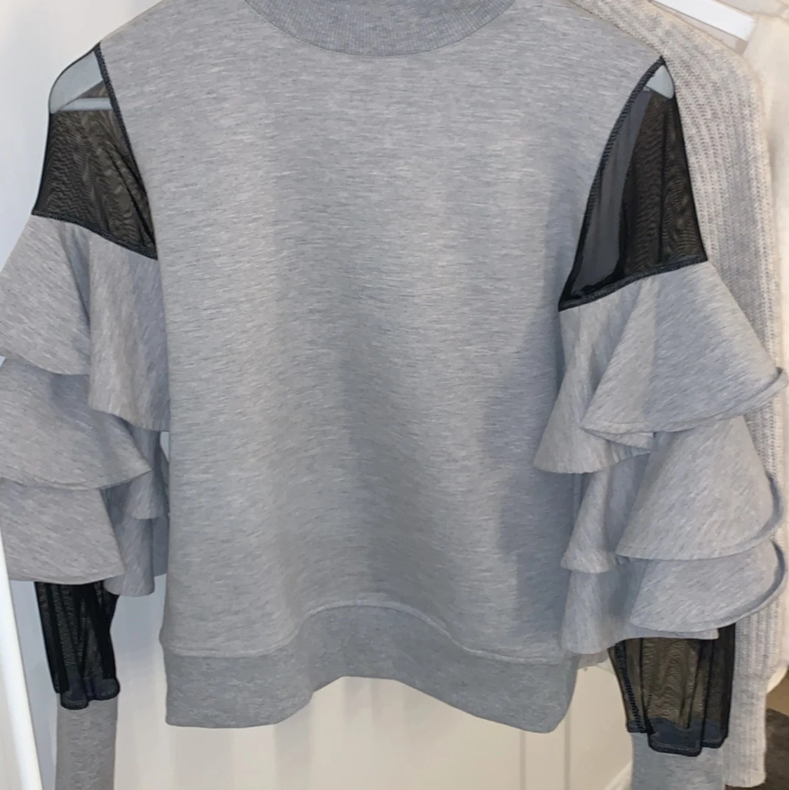 Tröja med volang ärmar 