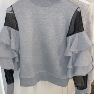 Tröja med volang ärmar  - Säljer en tröja med volang ärmar i storlek S. Den är aldrig använd. Köparen står för frakten. 