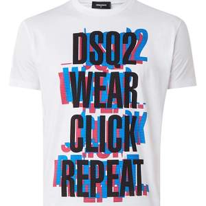 Dsquared2 tröja ”dsq2 wear click repeat”, storlek xs. Cond: 9/10, använd en gång. 