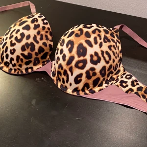 Victoria’s Secret (VS Pink) Push-Up BH - Modell: Wear Everywhere Push-Up Bra. Storlek: 32DD. Köpt i London ett par år sedan, väldigt bra skick - använd enstaka gång. 100kr eller högsta bud. Kan mötas i Sthlm eller så betalar köpare frakt. 