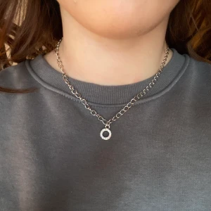 Silvrigt halsband - 🤍Silvrig kedja med en kristallring🤍 I lager: 2 st🤍 Självklart kan jag göra fler, men då blir leveranstiden lite längre🤍 60 kr inkl frakt🤍