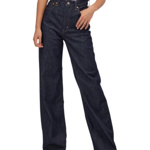 Mörka vida Levi’s jeans strl 25 - Inte alls mycket använda. Säljer pga att de har blivit alldeles för små till mig. De går ner till fötterna på mig som är 170 cm. Inköptes för 1050 kr. Kan skicka fler bilder om det önskas 💜