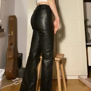 Skinnbyxor  - Säljer ett par super fina bootcut skinnbyxor