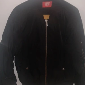 Sweet sktbs bomberjacka svart storlek (S)  - Svart bomberjacka passar väldigt bra 😌 och i ny skick 