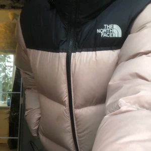 The North Face strl xs - Säljer min varma puffer jacka från The North Face som är sparsamt använd. Perfekt julklapp eller att behålla själv! En liten fläck på höger sida men som går att kemtvätta därav priset. Frakt tillkommer på 63kr.
