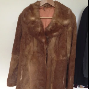  - Orange/brun äkta rävpäls, lite sliten. 
