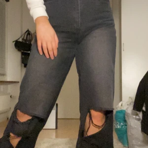 Jeans - Säljer dessa jeans från boohoo i storlek 36. Det är tallmodell vilket jag inte tänkte på och har glömt att skicka tillbaka dem. Knappast använda.