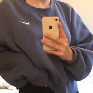 Säljer min nästintill oanvända sweater från Nike. Storlek S men sitter som en xs-m. Säljes pågrund av att jag har en till i en annan färg. Nypris: 600kr