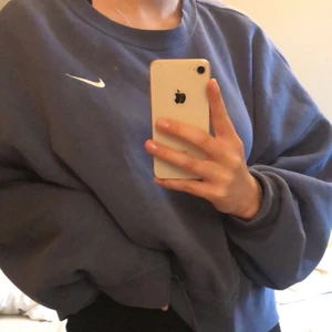 Nike sweater - Säljer min nästintill oanvända sweater från Nike. Storlek S men sitter som en xs-m. Säljes pågrund av att jag har en till i en annan färg. Nypris: 600kr
