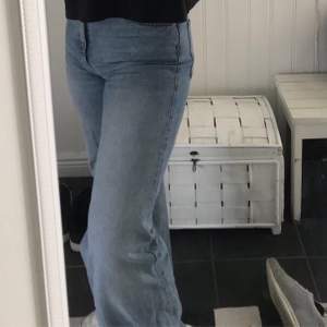 Svin snygga jeans från monki i storlek 30! Nydligen köpta och knappt använda;) Skriv för frågor eller fler bilder! Pris 150kr + frakt!