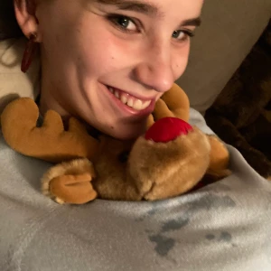 Ella - Ella är en tjej hon kommer med Rudolf på köpet